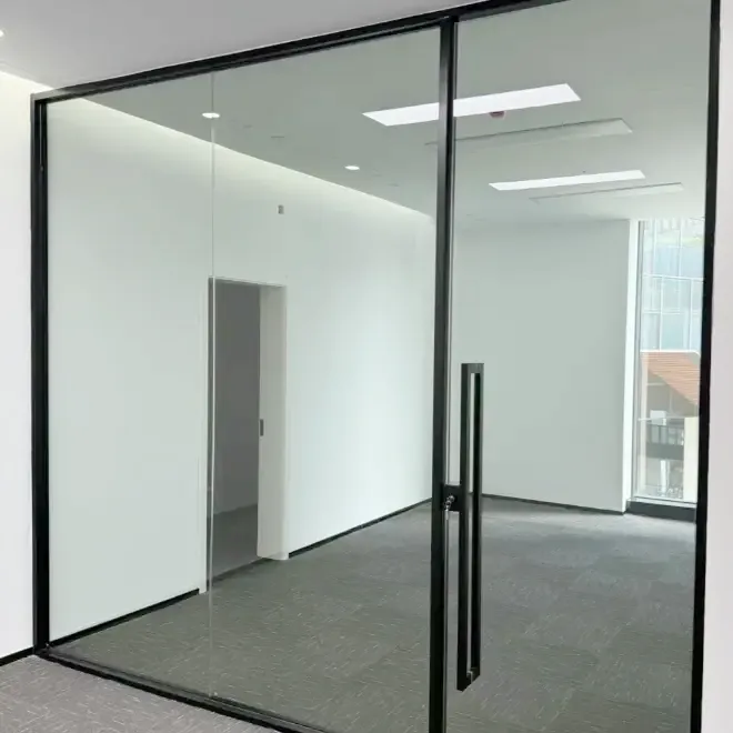 আধুনিক বিল্ডিংয়ের জন্য দরজা এবং জানালার কাচকে কী অপরিহার্য করে তোলে?